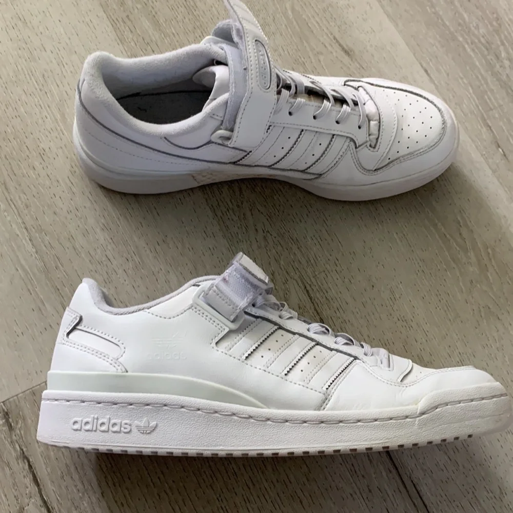 ADIDAS FORUM LOW’s white sneakers shoe’s casual size 9.5 back to school‎